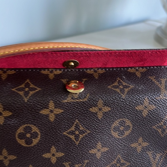 Original Louis Vuitton mini shoulder bag with red velvet interior. - Picture 5 of 7